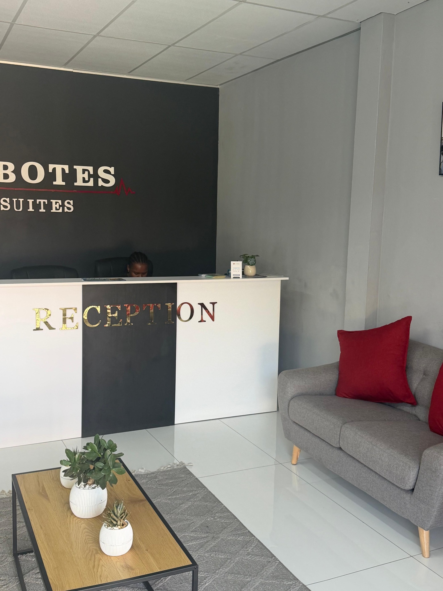 Welcoming reception & lounge